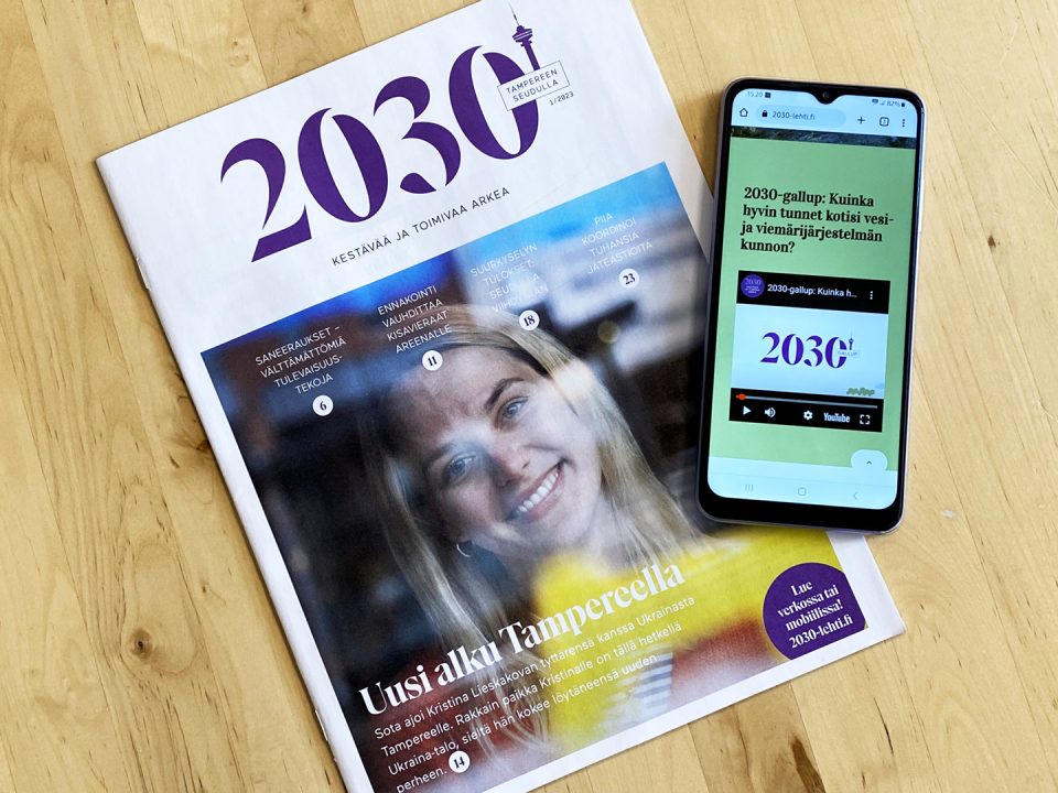 2030-lehden kansi ja älypuhelin, jonka ruudulla näkyy lehden verkkosivu.